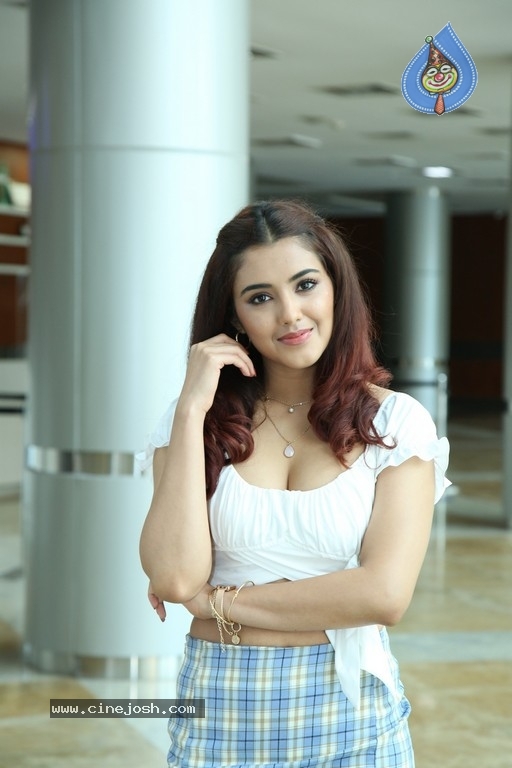 Malvika Sharma Stills - 10 / 18 photos