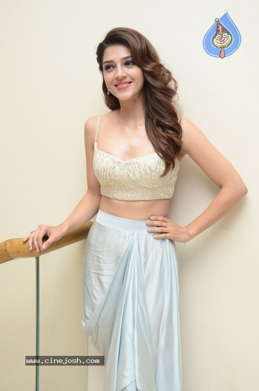 Mehreen Kaur Photos - 6 / 18 photos