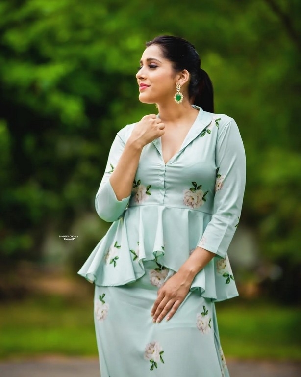 Rashmi Gautam Photos - 1 / 10 photos