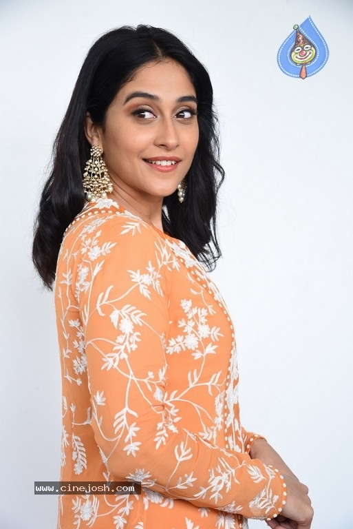 Regina Cassandra Photos - 1 / 16 photos