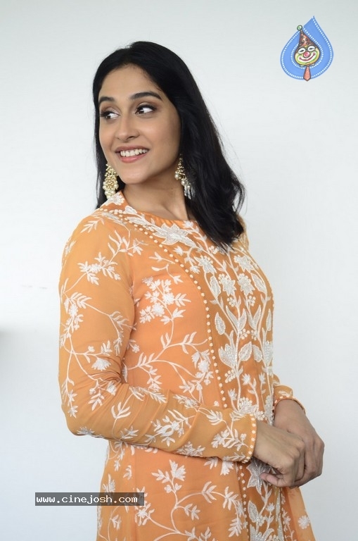 Regina Cassandra Photos - 6 / 16 photos