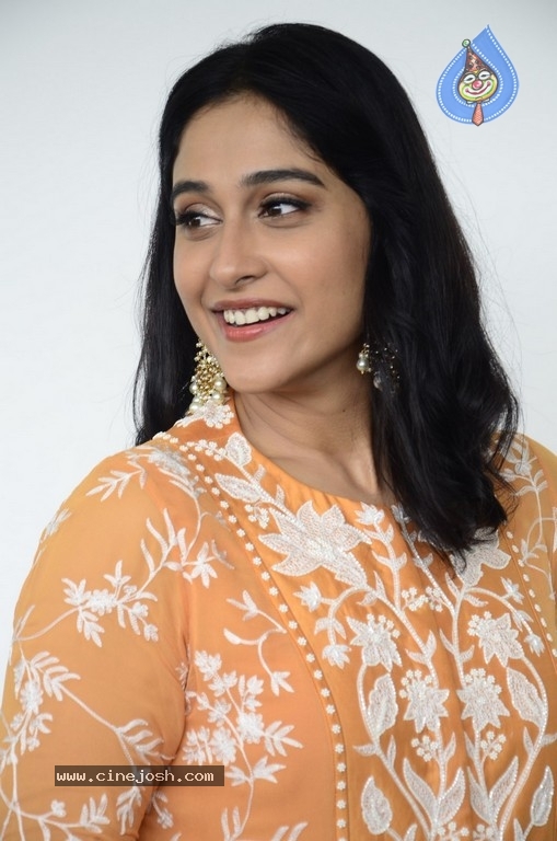 Regina Cassandra Photos - 12 / 16 photos