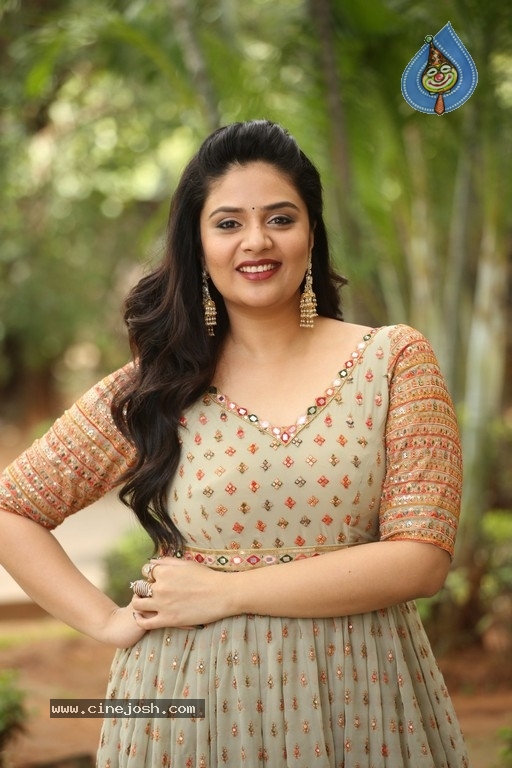 Sreemukhi Pics - 9 / 12 photos