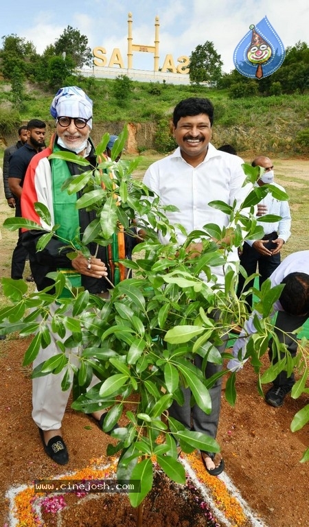 Amitabh plants trees - 9 / 10 photos