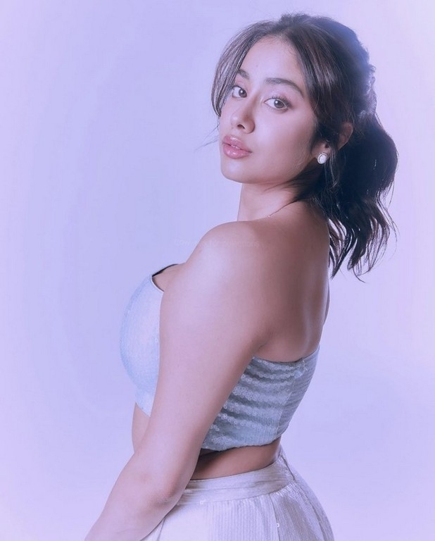 Janhvi Kapoor Pics - 2 / 4 photos