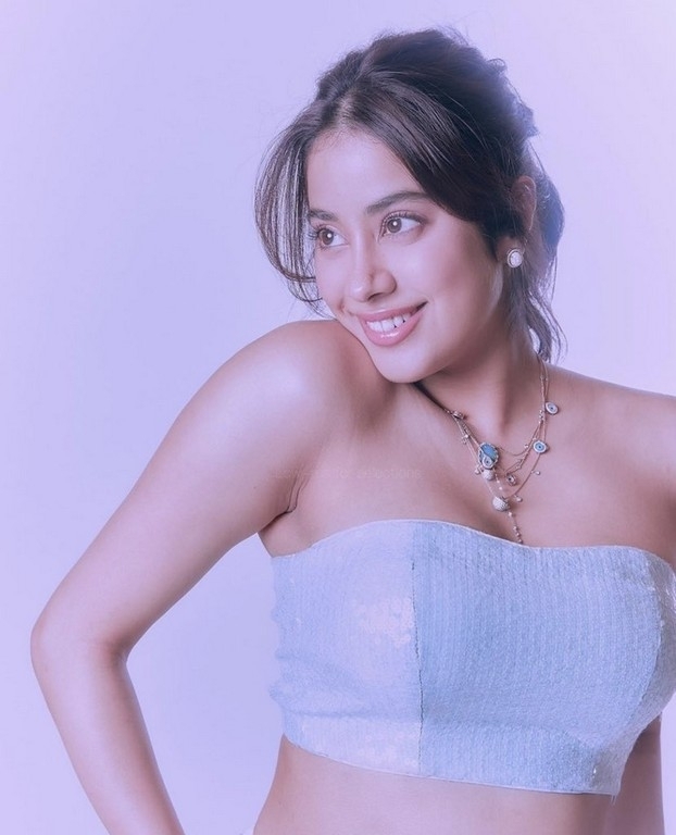 Janhvi Kapoor Pics - 3 / 4 photos