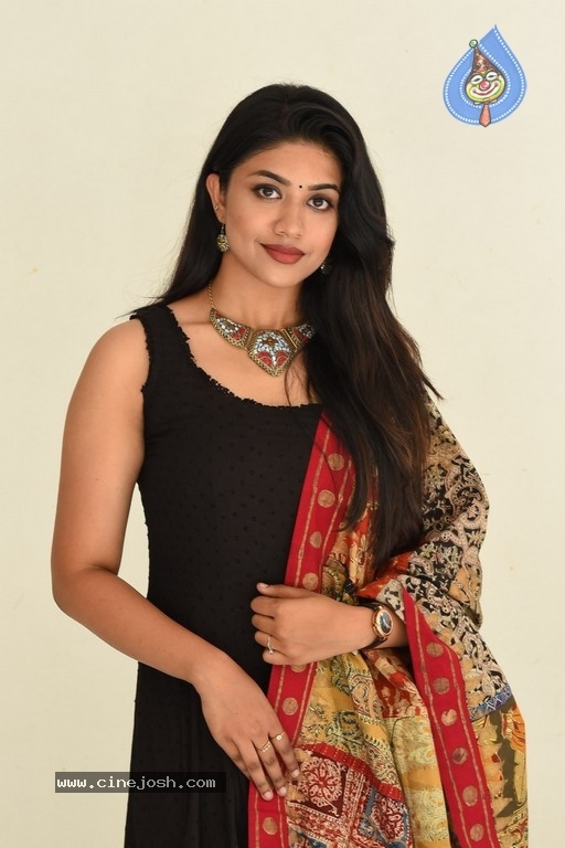 Malavika Satheesan Photos - 11 / 20 photos