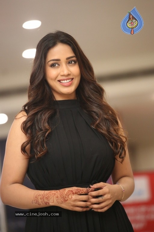 Nivetha Pethuraj Pics - 10 / 17 photos