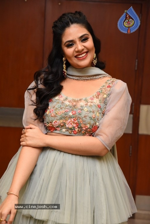 Sreemukhi Photos - 20 / 21 photos