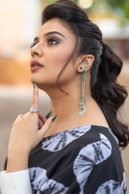 Sreemukhi Photos - 3 / 7 photos