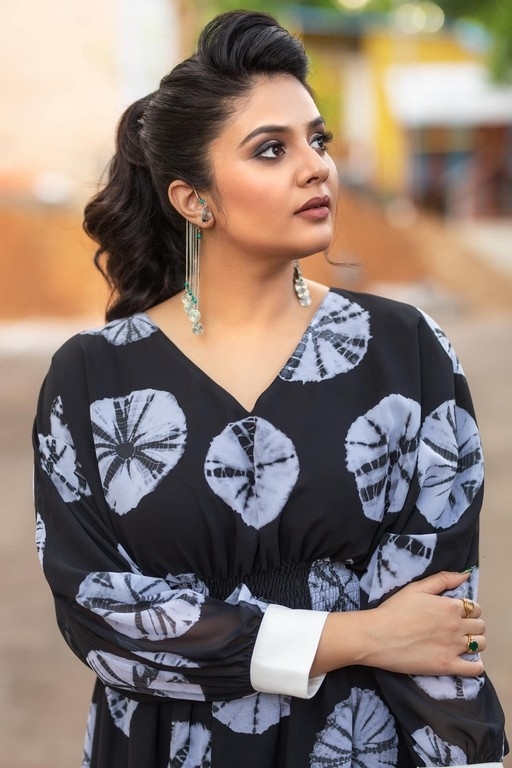 Sreemukhi Photos - 4 / 7 photos