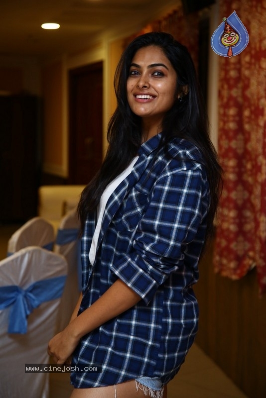 Divi Vadthya - 17 / 32 photos