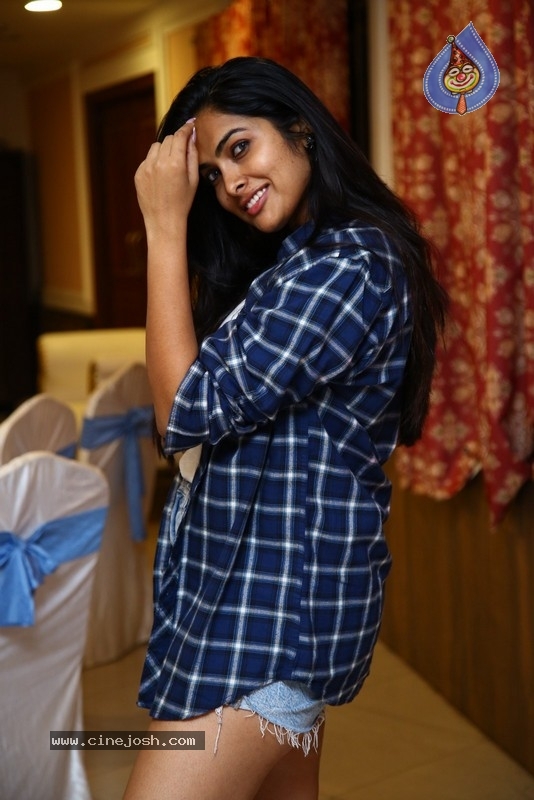 Divi Vadthya - 21 / 32 photos