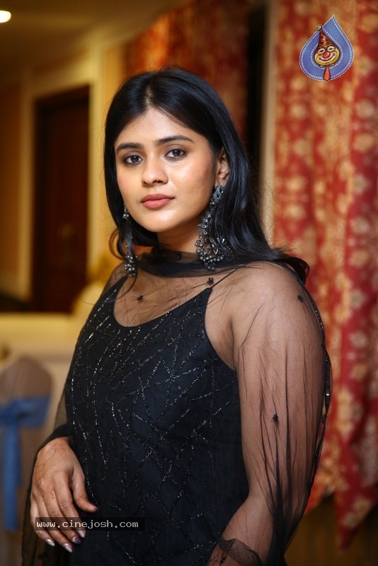 Hebah Patel - 19 / 28 photos