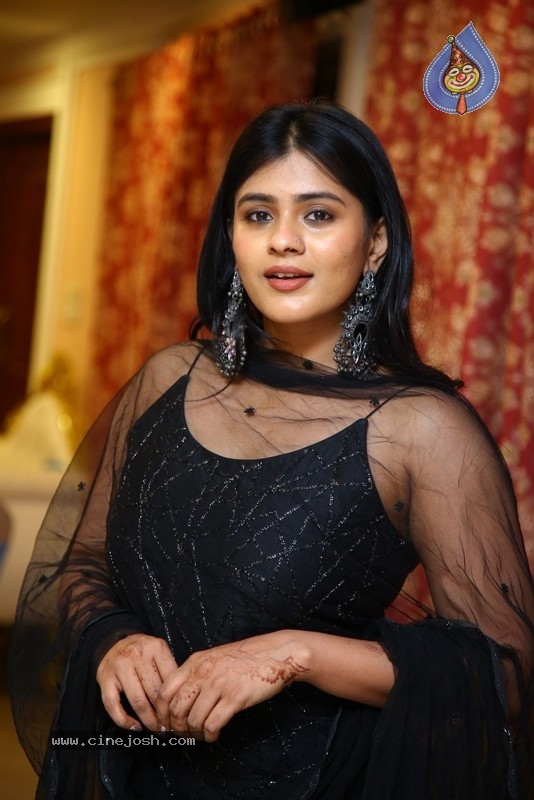 Hebah Patel - 20 / 28 photos