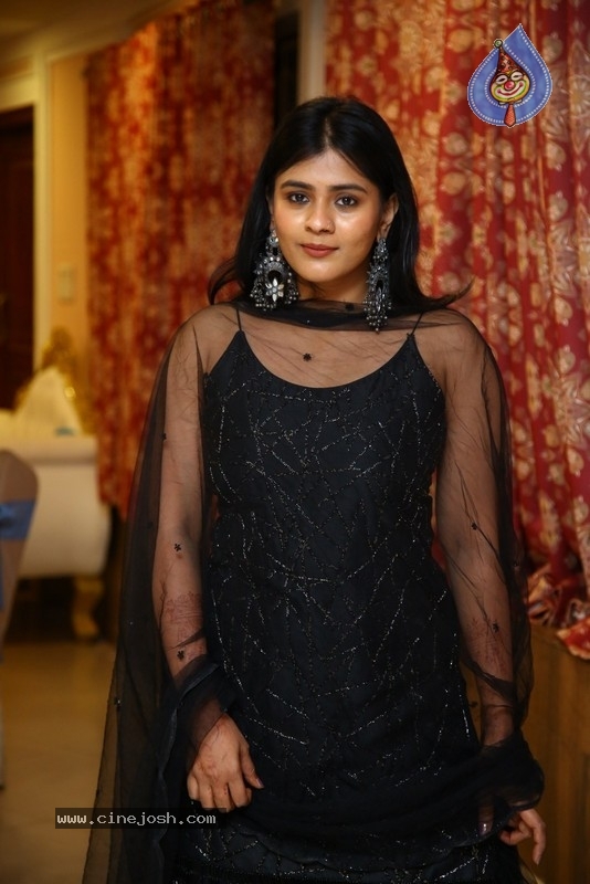 Hebah Patel - 21 / 28 photos