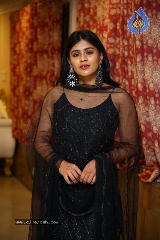 Hebah Patel - 27 / 28 photos