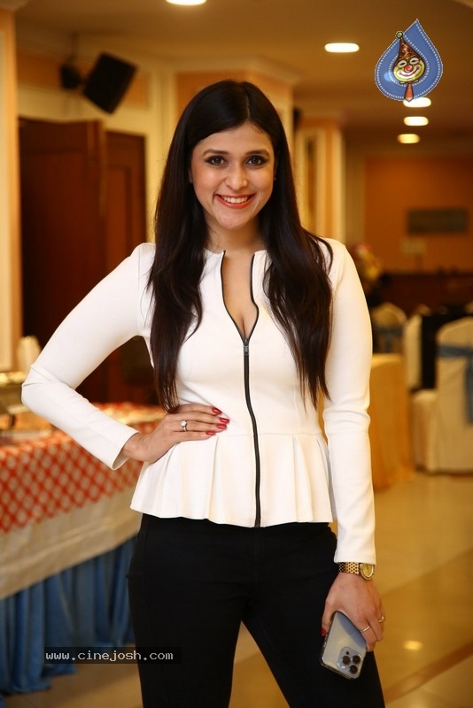 Mannara Chopra - 2 / 25 photos