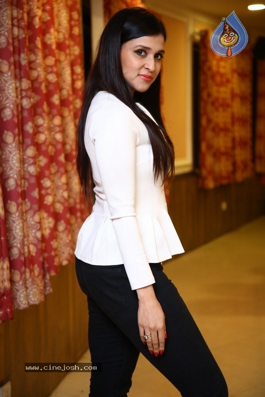 Mannara Chopra - 20 / 25 photos