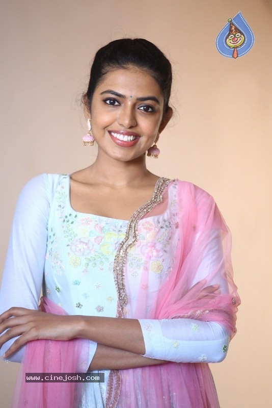 Shivani Rajasekhar Photos - 1 / 19 photos