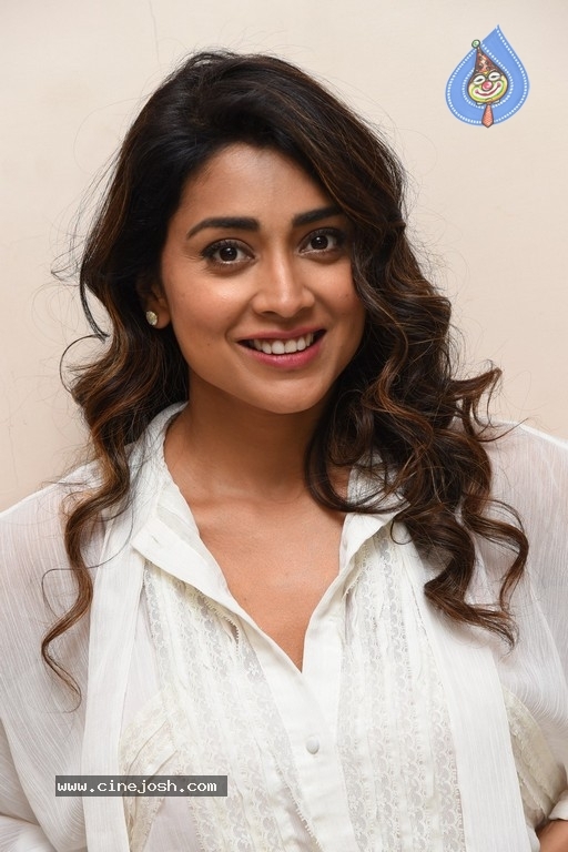 Shriya Saran Photos - 20 / 106 photos