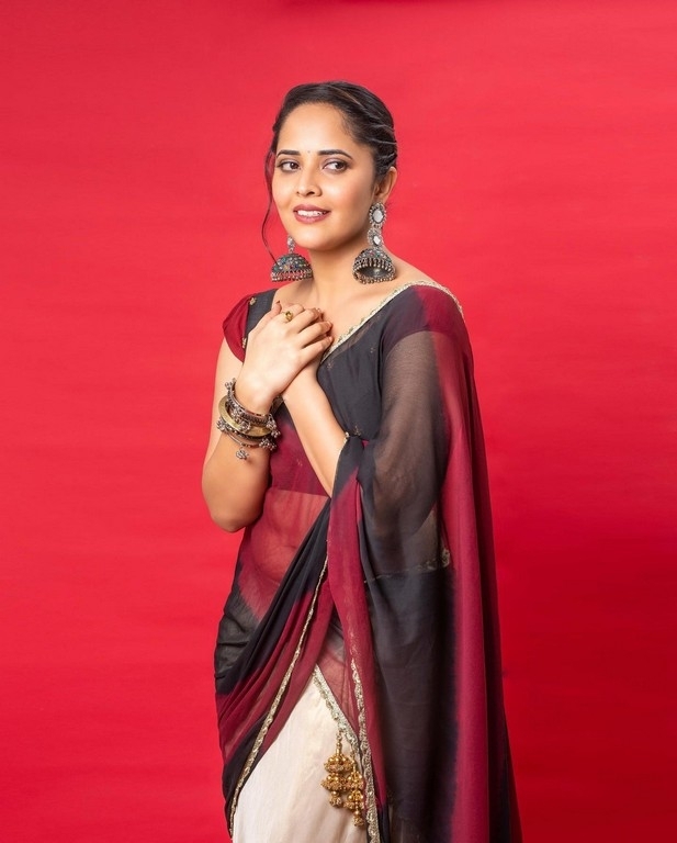 Anasuya Bharadwaj Pics - 6 / 8 photos