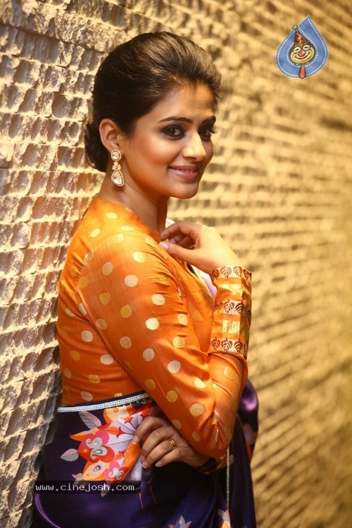 Priya Mani Photos - 6 / 21 photos