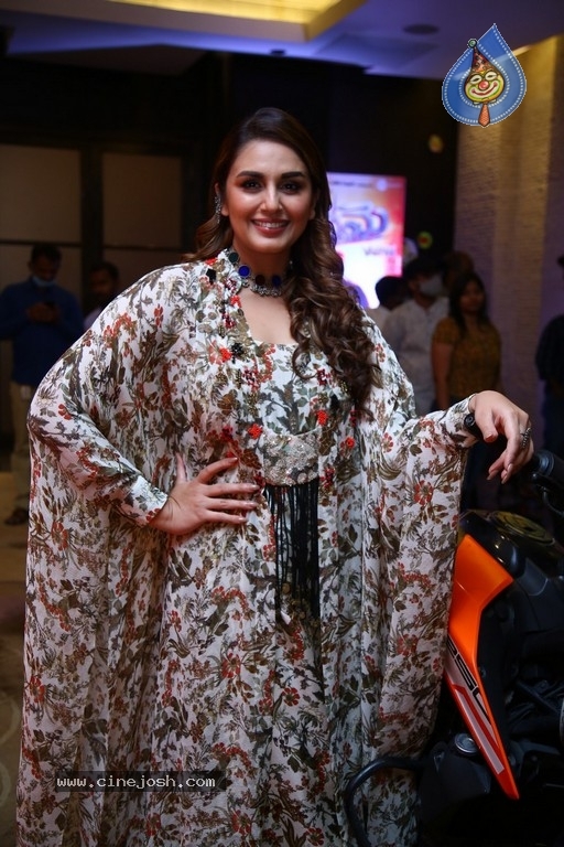 Huma Qureshi Photos - 15 / 18 photos