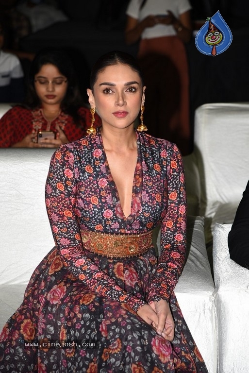 Aditi Rao Hydari Photos - 5 / 14 photos