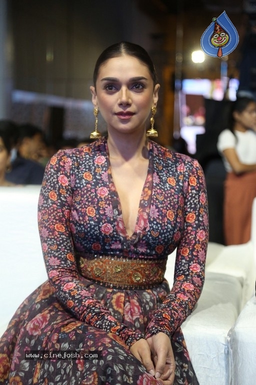 Aditi Rao Hydari Photos - 12 / 14 photos