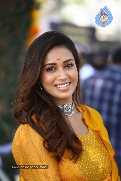 Nivetha Pethuraj Pics - 10 / 21 photos