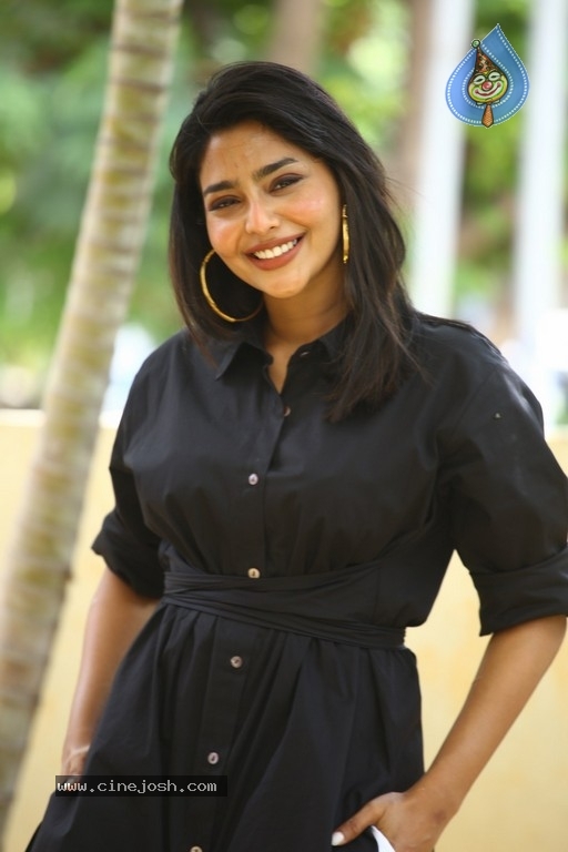 Aishwarya Lekshmi Pics - 6 / 18 photos