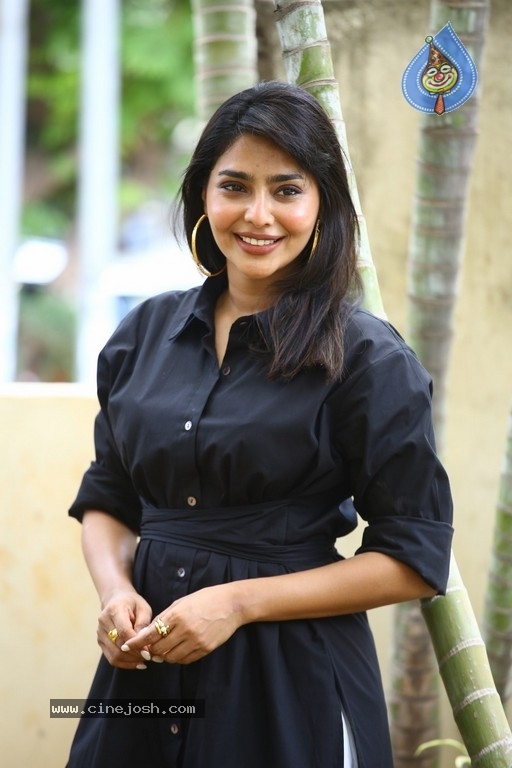 Aishwarya Lekshmi Pics - 17 / 18 photos