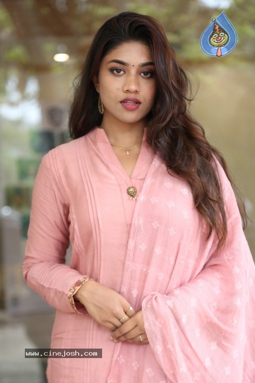 Malavika Sateesan Stills - 7 / 18 photos