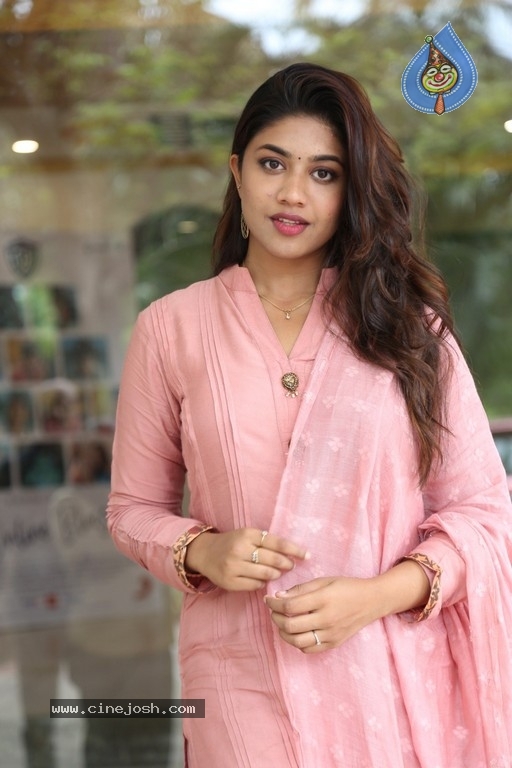 Malavika Sateesan Stills - 8 / 18 photos