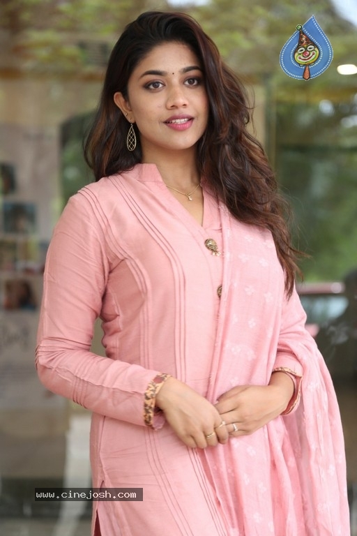 Malavika Sateesan Stills - 15 / 18 photos