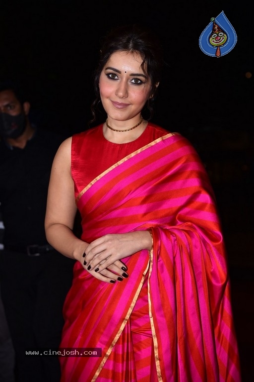 Raashi Khanna Photos - 17 / 17 photos