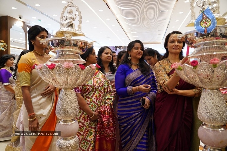 Kalamandir Royale Showroom launch - 2 / 11 photos