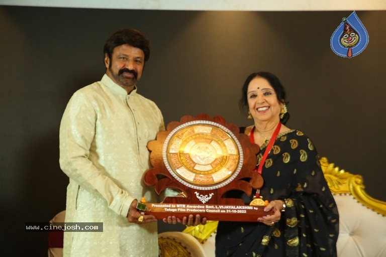 Felicitation of L Vijayalakshmi by Balakrishna - 4 / 21 photos