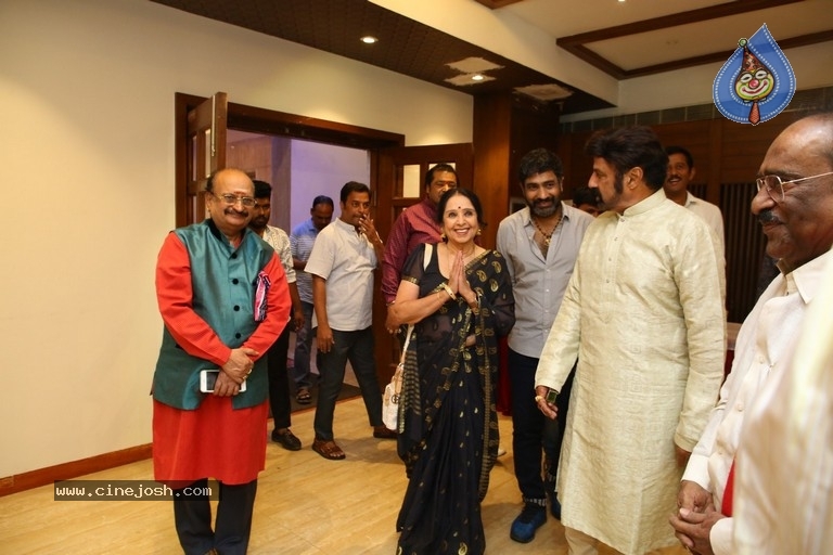 Felicitation of L Vijayalakshmi by Balakrishna - 9 / 21 photos