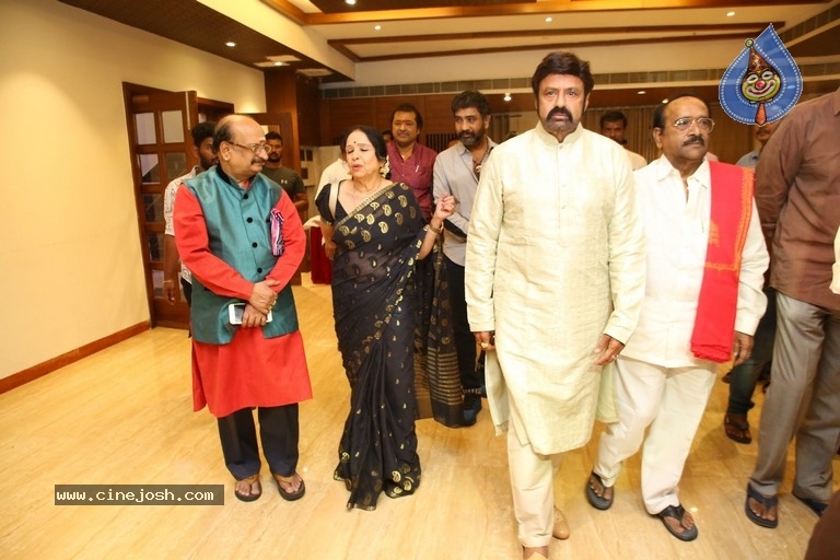 Felicitation of L Vijayalakshmi by Balakrishna - 14 / 21 photos