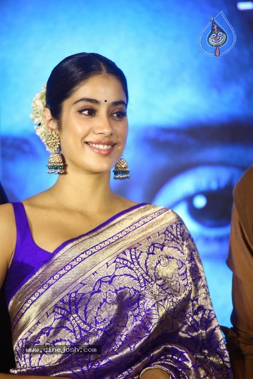 Janhvi Kapoor Pics - 6 / 21 photos