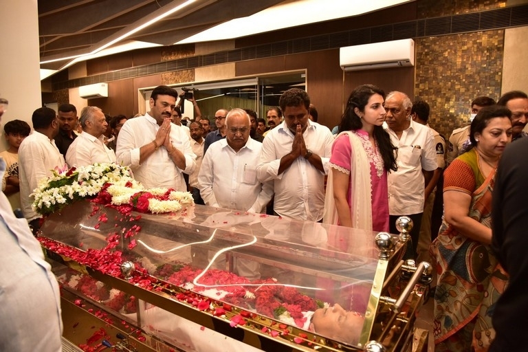 Superstar Krishna final rites - 23 / 63 photos