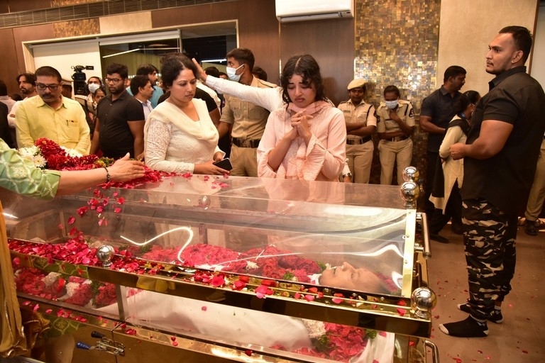 Superstar Krishna final rites - 28 / 63 photos