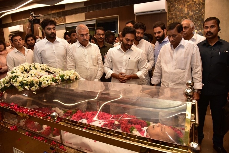 Superstar Krishna final rites - 44 / 63 photos