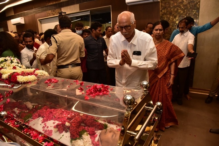 Superstar Krishna final rites - 47 / 63 photos