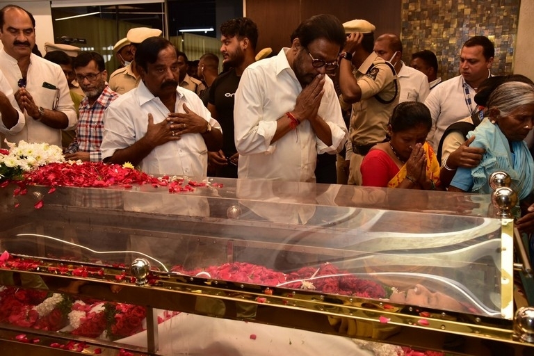 Superstar Krishna final rites - 49 / 63 photos