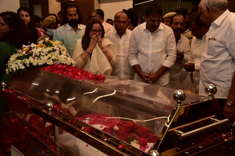 Superstar Krishna final rites - 51 / 63 photos