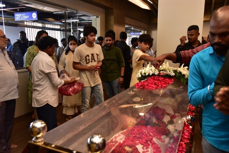 Superstar Krishna final rites - 56 / 63 photos