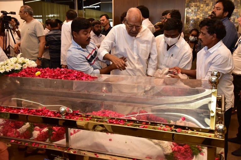 Superstar Krishna final rites - 57 / 63 photos